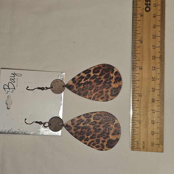Leopard Themed Teardrop Earrings New - Picture 11 of 11
